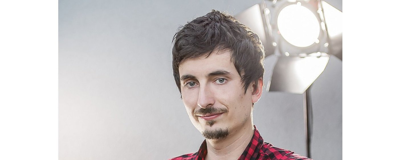 Jakub Krška, absolvent žurnalistiky, televízny novinár, dokumentarista a kreatívec